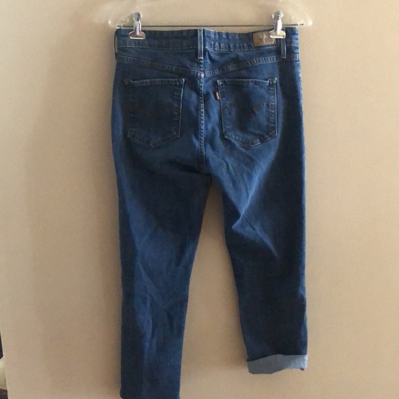 Levi Capris in excellent condition. Can be rolled up to create a cuff - Picture 2 of 3